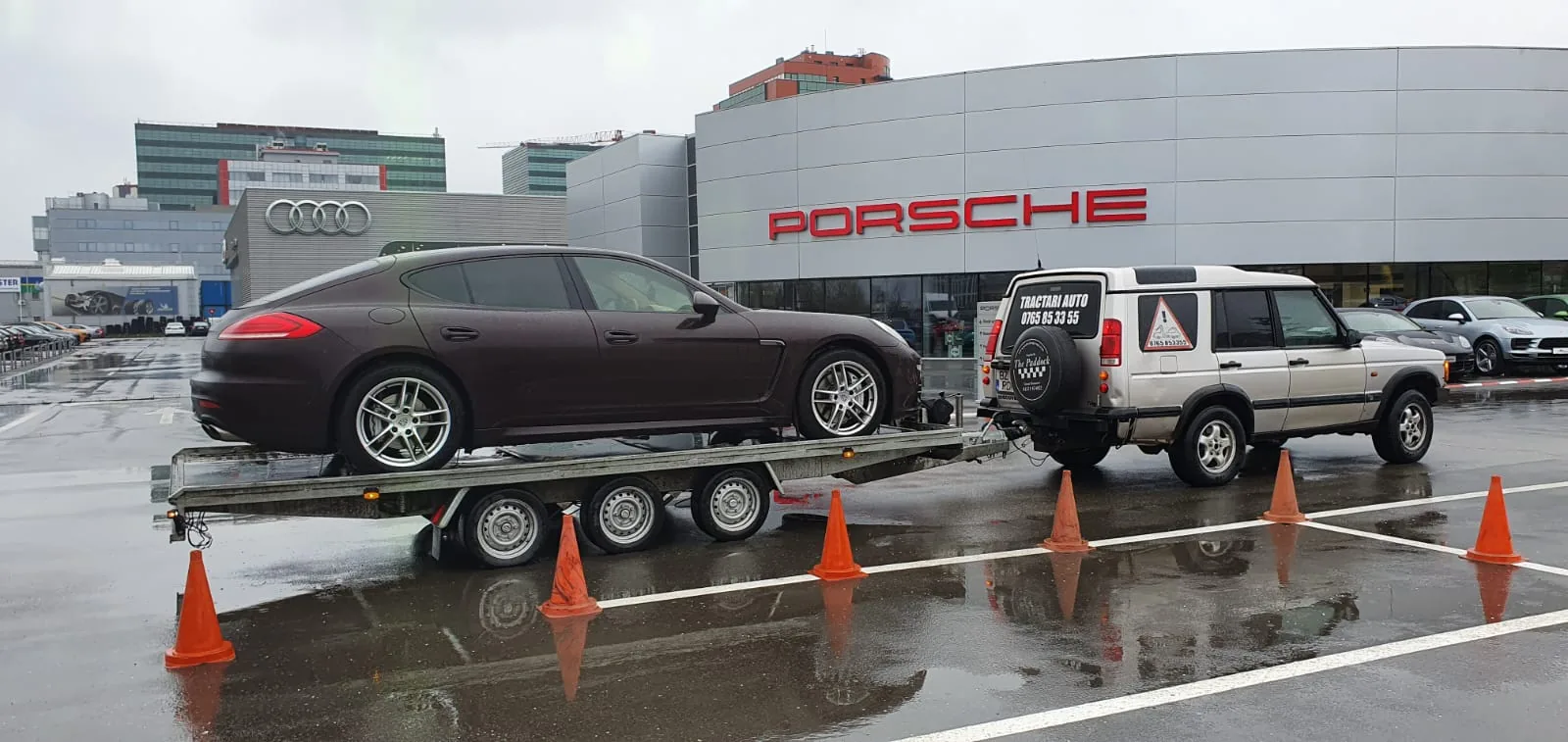 Un Porsche Panamera urcat pe remorca-platformă.